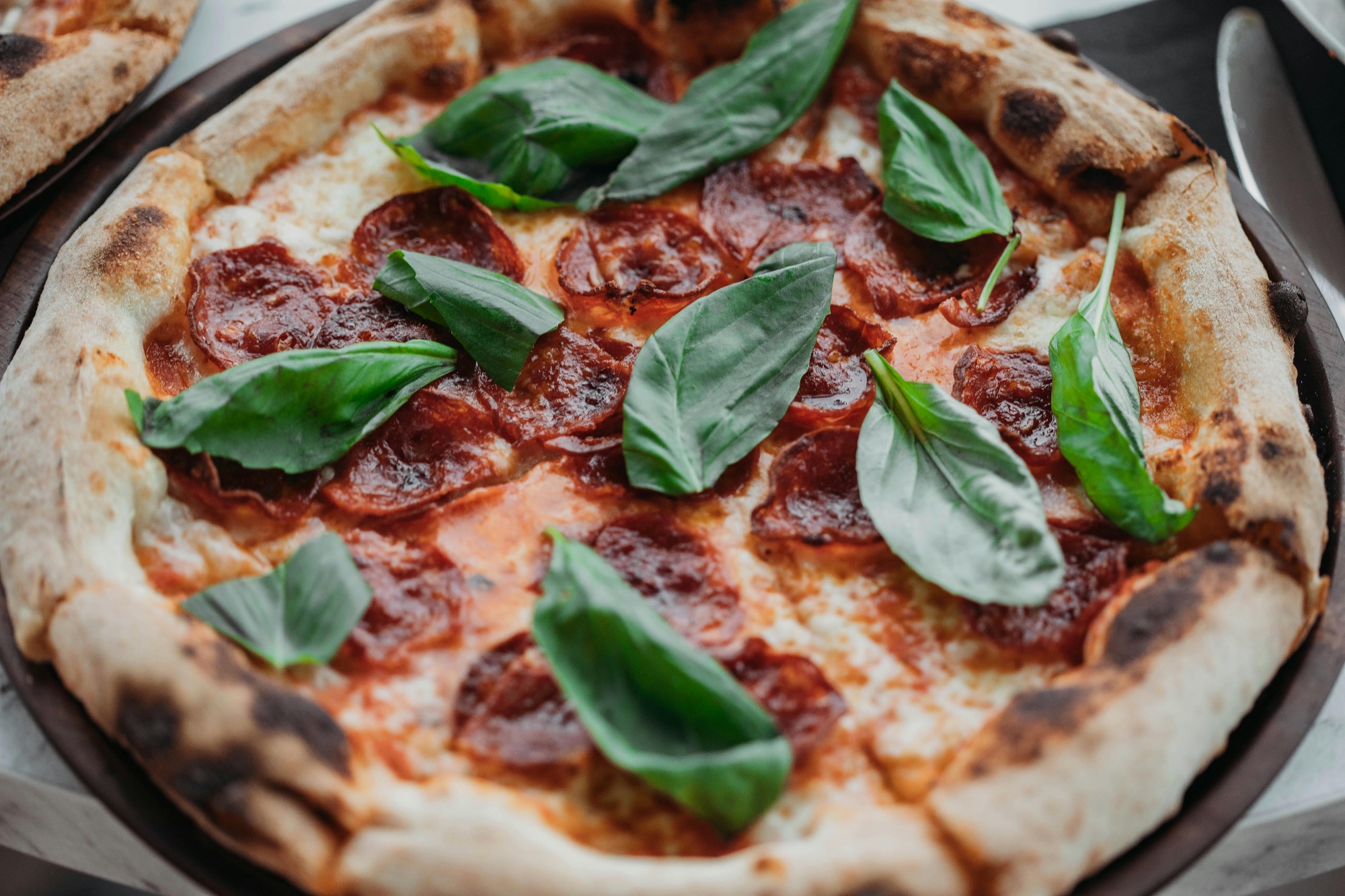 Kung Fu Pizza Diavola mit Salami und frischem Basilikum