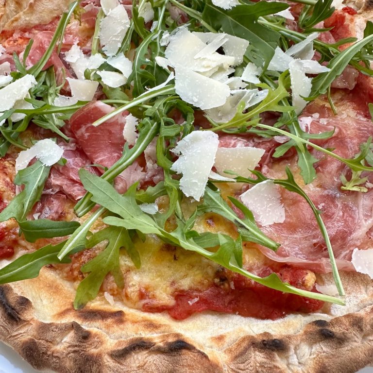 Kung Fu Pizza Parma mit Rucola und Parmesan