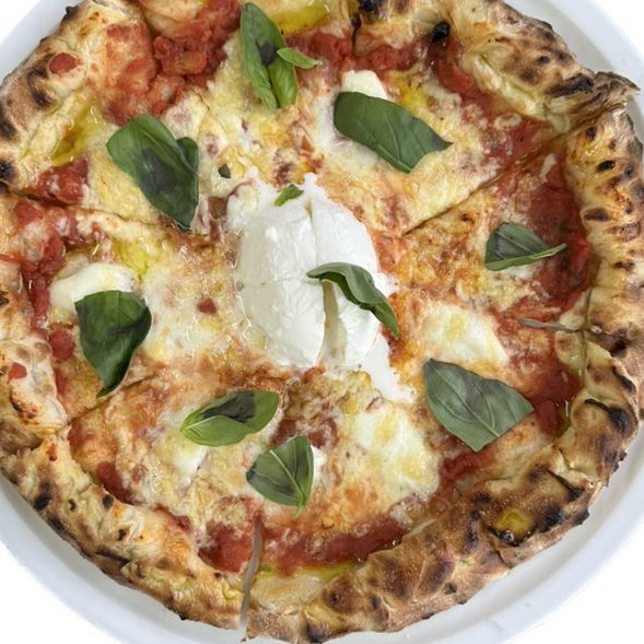 Kung Fu Pizza Margherita mit Burrata und Basilikum